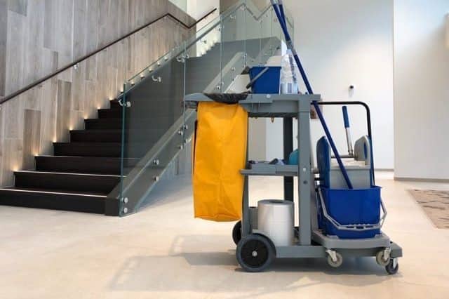 Das Foto zeigt einen Reinigungswagen und symbolisiert das Thema "Grundreinigung von Gebäuden".