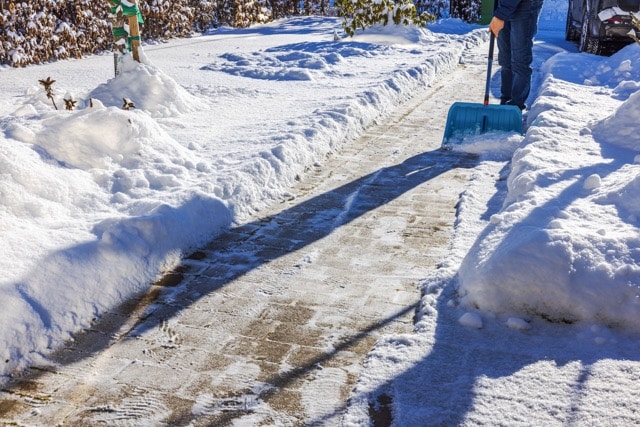 Das Foto zeigt das Räumen von Schnee, das als Winterdienst im Leistungskatalog der Unterhaltsreinigung enthalten ist.